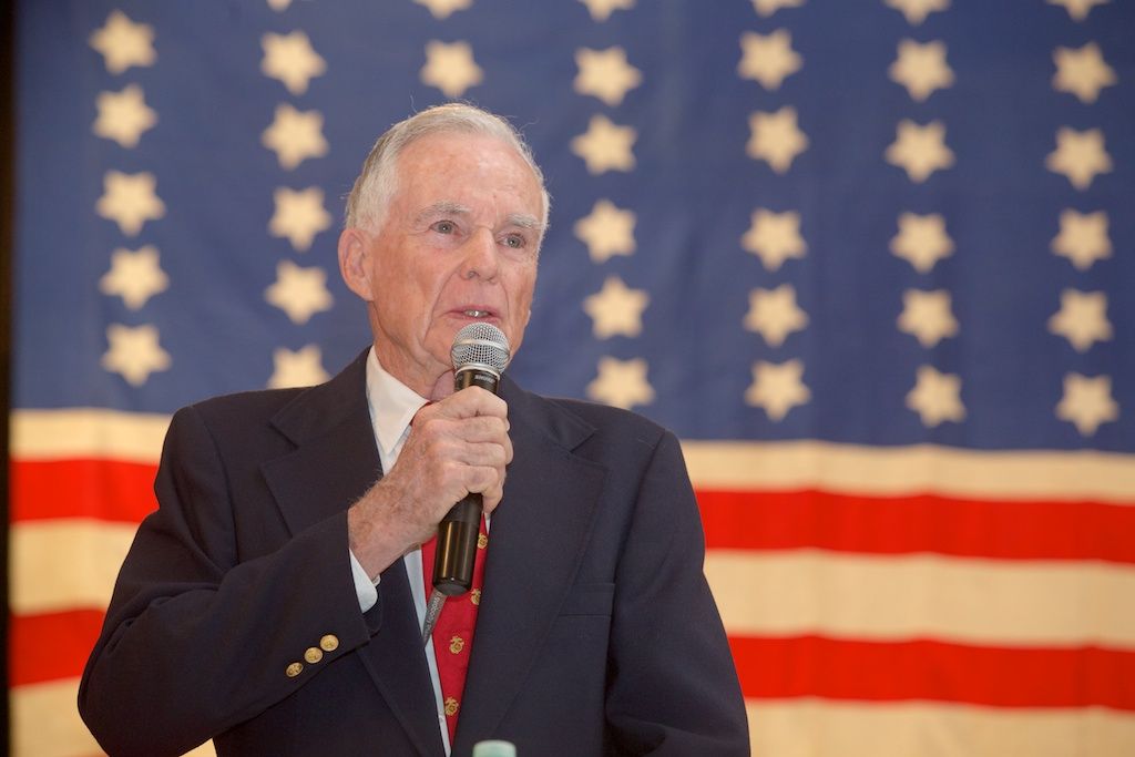 Za otázku položenou v angličtině získal student od vnuka generála Pattona, George Pattona Waterse, pamětní medaili. Setkání vzbudilo silné emoce a dojetí. Rozloučení s veterány několikaminutovým potleskem připomnělo veteránům radostné vítání Plzeňany v roce 1945. (foto: R. Muchka, 5.5.2014)