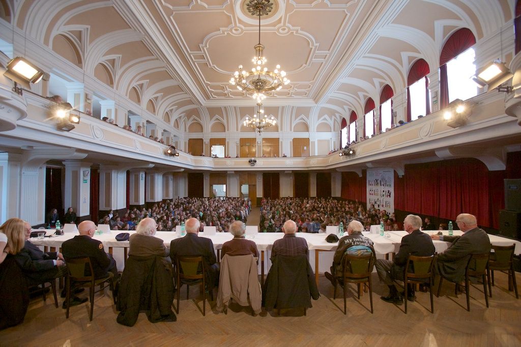 Za otázku položenou v angličtině získal student od vnuka generála Pattona, George Pattona Waterse, pamětní medaili. Setkání vzbudilo silné emoce a dojetí. Rozloučení s veterány několikaminutovým potleskem připomnělo veteránům radostné vítání Plzeňany v roce 1945. (foto: R. Muchka, 5.5.2014)