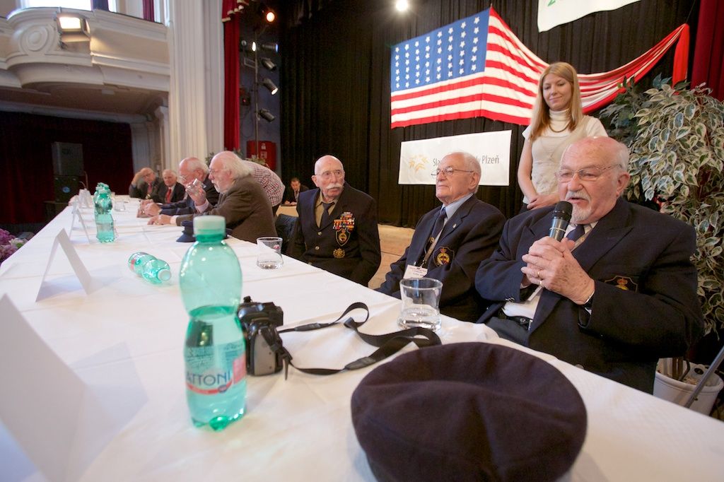 Za otázku položenou v angličtině získal student od vnuka generála Pattona, George Pattona Waterse, pamětní medaili. Setkání vzbudilo silné emoce a dojetí. Rozloučení s veterány několikaminutovým potleskem připomnělo veteránům radostné vítání Plzeňany v roce 1945. (foto: R. Muchka, 5.5.2014)