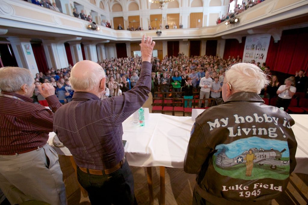 Za otázku položenou v angličtině získal student od vnuka generála Pattona, George Pattona Waterse, pamětní medaili. Setkání vzbudilo silné emoce a dojetí. Rozloučení s veterány několikaminutovým potleskem připomnělo veteránům radostné vítání Plzeňany v roce 1945. (foto: R. Muchka, 5.5.2014)