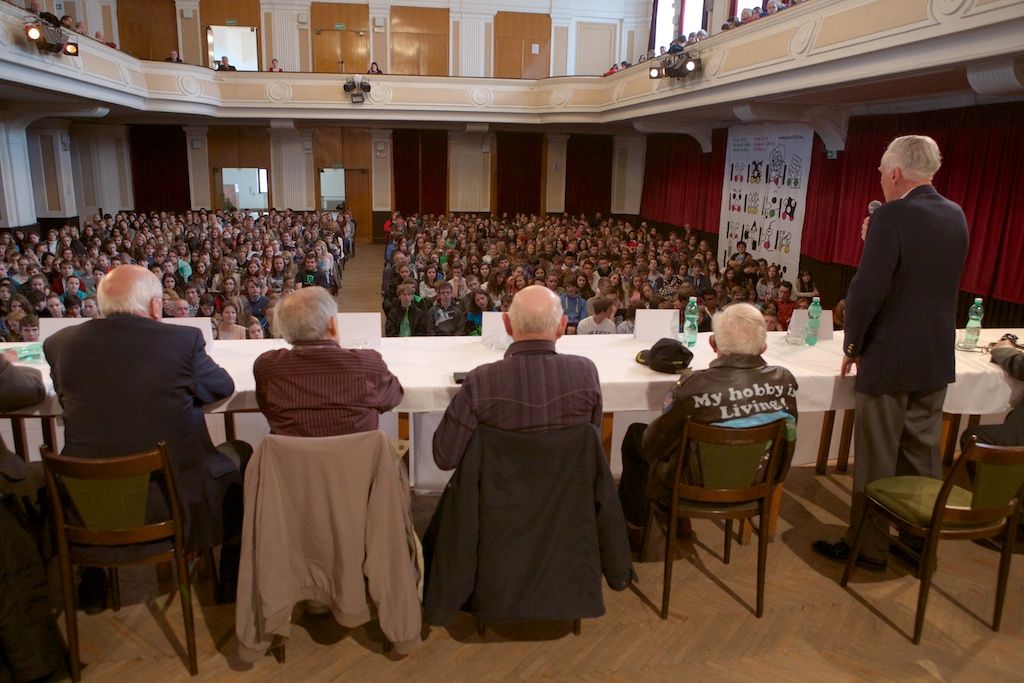 Za otázku položenou v angličtině získal student od vnuka generála Pattona, George Pattona Waterse, pamětní medaili. Setkání vzbudilo silné emoce a dojetí. Rozloučení s veterány několikaminutovým potleskem připomnělo veteránům radostné vítání Plzeňany v roce 1945. (foto: R. Muchka, 5.5.2014)