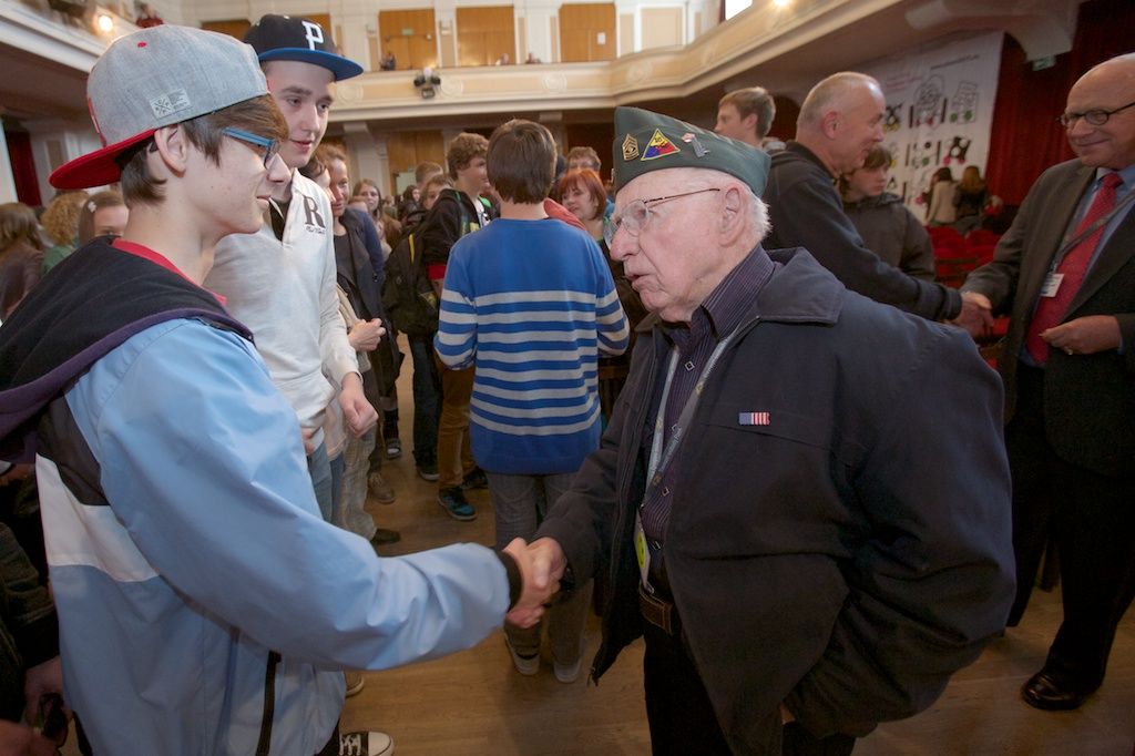 Za otázku položenou v angličtině získal student od vnuka generála Pattona, George Pattona Waterse, pamětní medaili. Setkání vzbudilo silné emoce a dojetí. Rozloučení s veterány několikaminutovým potleskem připomnělo veteránům radostné vítání Plzeňany v roce 1945. (foto: R. Muchka, 5.5.2014)