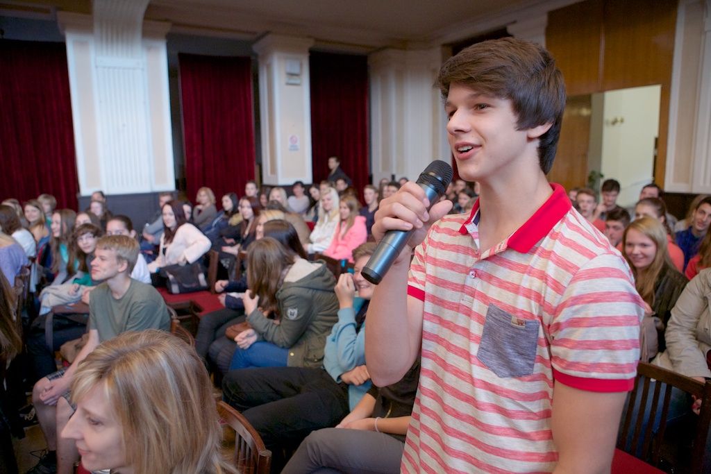 Za otázku položenou v angličtině získal student od vnuka generála Pattona, George Pattona Waterse, pamětní medaili. Setkání vzbudilo silné emoce a dojetí. Rozloučení s veterány několikaminutovým potleskem připomnělo veteránům radostné vítání Plzeňany v roce 1945. (foto: R. Muchka, 5.5.2014)