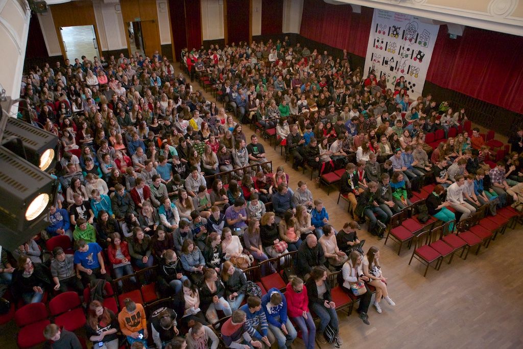 Za otázku položenou v angličtině získal student od vnuka generála Pattona, George Pattona Waterse, pamětní medaili. Setkání vzbudilo silné emoce a dojetí. Rozloučení s veterány několikaminutovým potleskem připomnělo veteránům radostné vítání Plzeňany v roce 1945. (foto: R. Muchka, 5.5.2014)