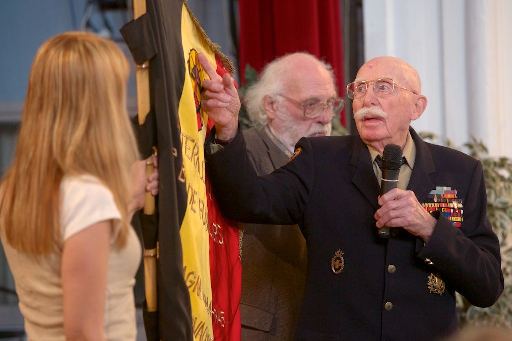 Za otázku položenou v angličtině získal student od vnuka generála Pattona, George Pattona Waterse, pamětní medaili. Setkání vzbudilo silné emoce a dojetí. Rozloučení s veterány několikaminutovým potleskem připomnělo veteránům radostné vítání Plzeňany v roce 1945. (foto: R. Muchka, 5.5.2014)