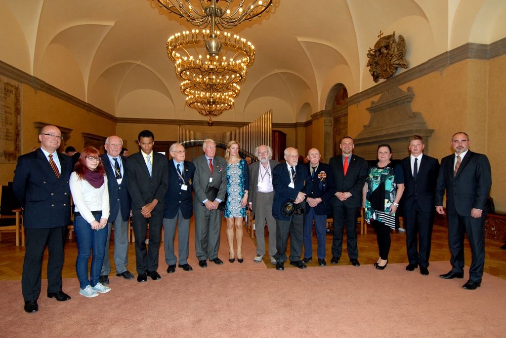Martin Kiholou, student gymnázia na Mikulášském náměstí, se stal (5.5.2014) držitelem Ceny Jana Palacha, která byla založena členy belgického Bratrstva 17. střeleckého praporu v roce 1990. Soutěž je vypisována každé dva roky a je určena studentům plzeňských středních škol a gymnázií. Ti mají za úkol sepsat úvahu na dané téma ve francouzštině. Letos jím bylo životní prostředí. Martin Kiholou se tak může těšit na čtrnáctidenní pobyt v zahraničí. První týden to bude v belgickém Liège, partnerském městě Plzně, a další týden u dvou belgických veteránů, z nichž Paul Jacobs žije v Bruselu a Michel Gilain v Paříži.