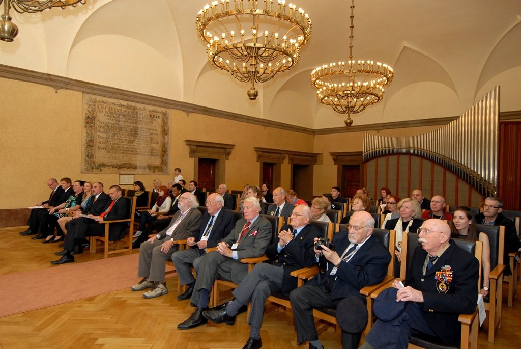Martin Kiholou, student gymnázia na Mikulášském náměstí, se stal (5.5.2014) držitelem Ceny Jana Palacha, která byla založena členy belgického Bratrstva 17. střeleckého praporu v roce 1990. Soutěž je vypisována každé dva roky a je určena studentům plzeňských středních škol a gymnázií. Ti mají za úkol sepsat úvahu na dané téma ve francouzštině. Letos jím bylo životní prostředí. Martin Kiholou se tak může těšit na čtrnáctidenní pobyt v zahraničí. První týden to bude v belgickém Liège, partnerském městě Plzně, a další týden u dvou belgických veteránů, z nichž Paul Jacobs žije v Bruselu a Michel Gilain v Paříži.