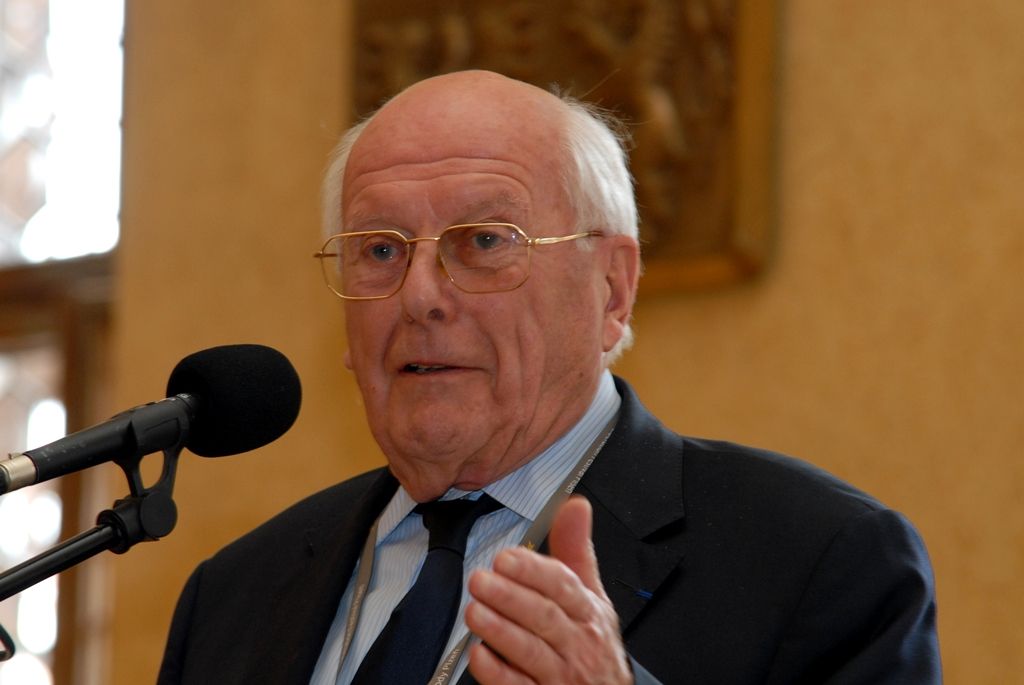 Martin Kiholou, student gymnázia na Mikulášském náměstí, se stal (5.5.2014) držitelem Ceny Jana Palacha, která byla založena členy belgického Bratrstva 17. střeleckého praporu v roce 1990. Soutěž je vypisována každé dva roky a je určena studentům plzeňských středních škol a gymnázií. Ti mají za úkol sepsat úvahu na dané téma ve francouzštině. Letos jím bylo životní prostředí. Martin Kiholou se tak může těšit na čtrnáctidenní pobyt v zahraničí. První týden to bude v belgickém Liège, partnerském městě Plzně, a další týden u dvou belgických veteránů, z nichž Paul Jacobs žije v Bruselu a Michel Gilain v Paříži.