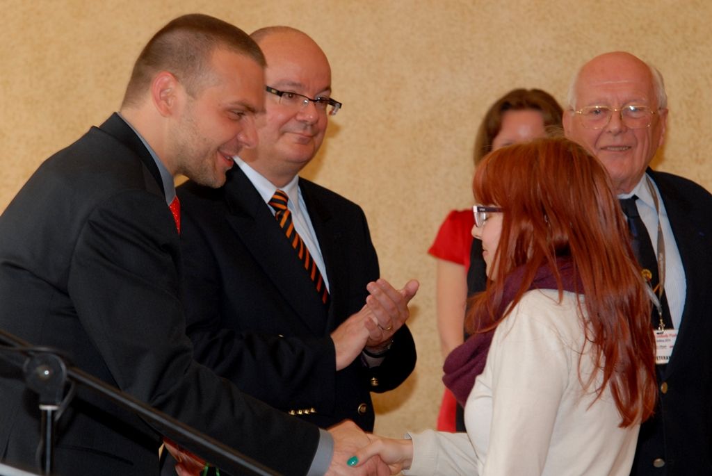 Martin Kiholou, student gymnázia na Mikulášském náměstí, se stal (5.5.2014) držitelem Ceny Jana Palacha, která byla založena členy belgického Bratrstva 17. střeleckého praporu v roce 1990. Soutěž je vypisována každé dva roky a je určena studentům plzeňských středních škol a gymnázií. Ti mají za úkol sepsat úvahu na dané téma ve francouzštině. Letos jím bylo životní prostředí. Martin Kiholou se tak může těšit na čtrnáctidenní pobyt v zahraničí. První týden to bude v belgickém Liège, partnerském městě Plzně, a další týden u dvou belgických veteránů, z nichž Paul Jacobs žije v Bruselu a Michel Gilain v Paříži.