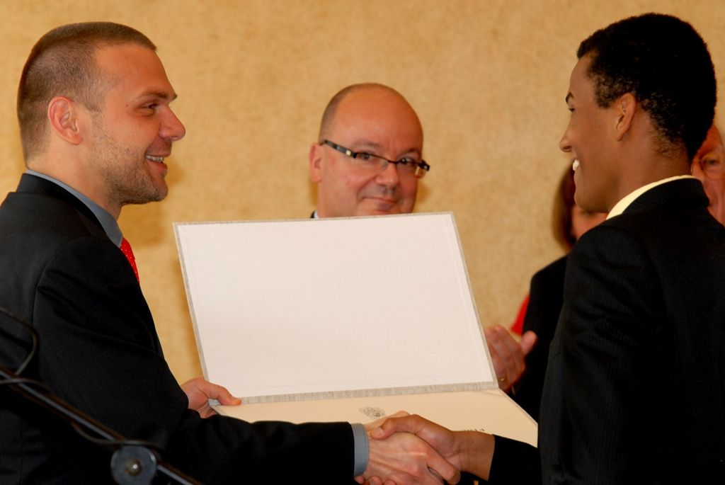 Martin Kiholou, student gymnázia na Mikulášském náměstí, se stal (5.5.2014) držitelem Ceny Jana Palacha, která byla založena členy belgického Bratrstva 17. střeleckého praporu v roce 1990. Soutěž je vypisována každé dva roky a je určena studentům plzeňských středních škol a gymnázií. Ti mají za úkol sepsat úvahu na dané téma ve francouzštině. Letos jím bylo životní prostředí. Martin Kiholou se tak může těšit na čtrnáctidenní pobyt v zahraničí. První týden to bude v belgickém Liège, partnerském městě Plzně, a další týden u dvou belgických veteránů, z nichž Paul Jacobs žije v Bruselu a Michel Gilain v Paříži.
