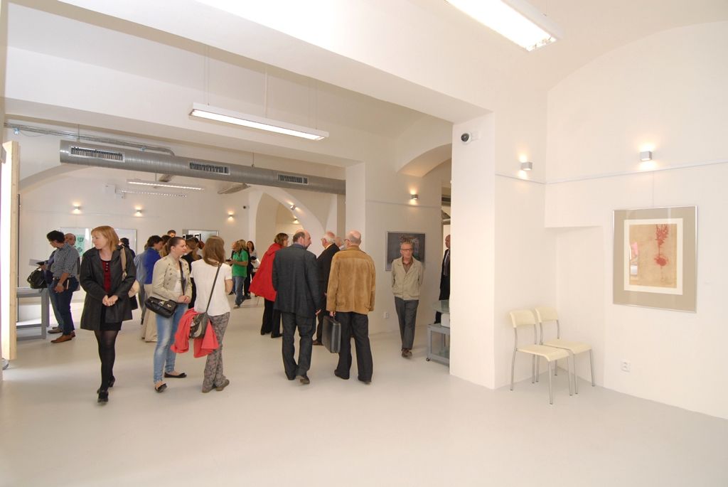 Akademické centrum se dnes (5.5.2014) slavnostně otevřelo veřejnosti na rohu ulic Riegrova a Sedláčkova za účasti zástupců Západočeské univerzity, primátora Martina Baxy a reprezentantů Plzeňského kraje. Součástí centra je nejen Galerie Ladislava Sutnara, jež se přesunula z Jungmannovy ulice, ale také Informační a propagační centrum a literární kavárna „íčko“. Prostory bývalých vysokoškolských dílen, v minulosti také děkanátu a strojní fakulty, se začaly upravovat již v loňském roce.