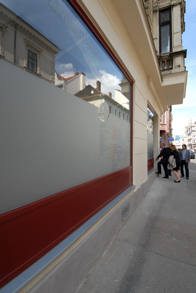 Akademické centrum se dnes (5.5.2014) slavnostně otevřelo veřejnosti na rohu ulic Riegrova a Sedláčkova za účasti zástupců Západočeské univerzity, primátora Martina Baxy a reprezentantů Plzeňského kraje. Součástí centra je nejen Galerie Ladislava Sutnara, jež se přesunula z Jungmannovy ulice, ale také Informační a propagační centrum a literární kavárna „íčko“. Prostory bývalých vysokoškolských dílen, v minulosti také děkanátu a strojní fakulty, se začaly upravovat již v loňském roce.