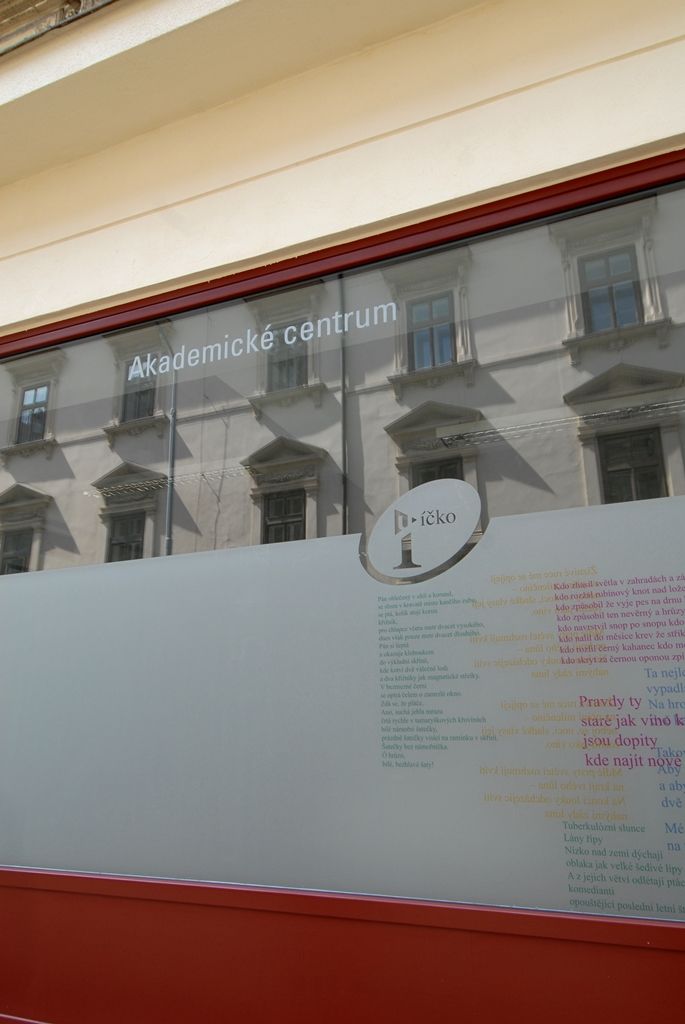 Akademické centrum se dnes (5.5.2014) slavnostně otevřelo veřejnosti na rohu ulic Riegrova a Sedláčkova za účasti zástupců Západočeské univerzity, primátora Martina Baxy a reprezentantů Plzeňského kraje. Součástí centra je nejen Galerie Ladislava Sutnara, jež se přesunula z Jungmannovy ulice, ale také Informační a propagační centrum a literární kavárna „íčko“. Prostory bývalých vysokoškolských dílen, v minulosti také děkanátu a strojní fakulty, se začaly upravovat již v loňském roce.
