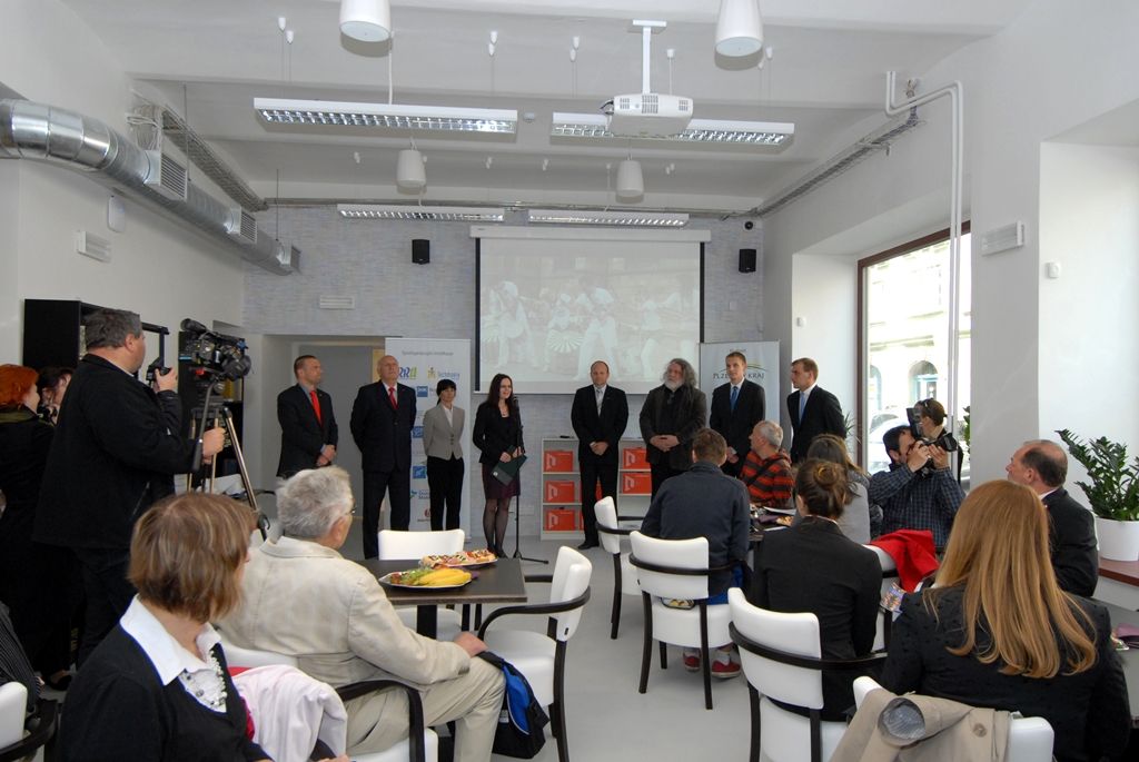 Akademické centrum se dnes (5.5.2014) slavnostně otevřelo veřejnosti na rohu ulic Riegrova a Sedláčkova za účasti zástupců Západočeské univerzity, primátora Martina Baxy a reprezentantů Plzeňského kraje. Součástí centra je nejen Galerie Ladislava Sutnara, jež se přesunula z Jungmannovy ulice, ale také Informační a propagační centrum a literární kavárna „íčko“. Prostory bývalých vysokoškolských dílen, v minulosti také děkanátu a strojní fakulty, se začaly upravovat již v loňském roce.
