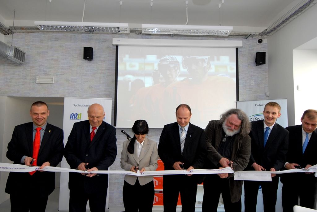 Akademické centrum se dnes (5.5.2014) slavnostně otevřelo veřejnosti na rohu ulic Riegrova a Sedláčkova za účasti zástupců Západočeské univerzity, primátora Martina Baxy a reprezentantů Plzeňského kraje. Součástí centra je nejen Galerie Ladislava Sutnara, jež se přesunula z Jungmannovy ulice, ale také Informační a propagační centrum a literární kavárna „íčko“. Prostory bývalých vysokoškolských dílen, v minulosti také děkanátu a strojní fakulty, se začaly upravovat již v loňském roce.
