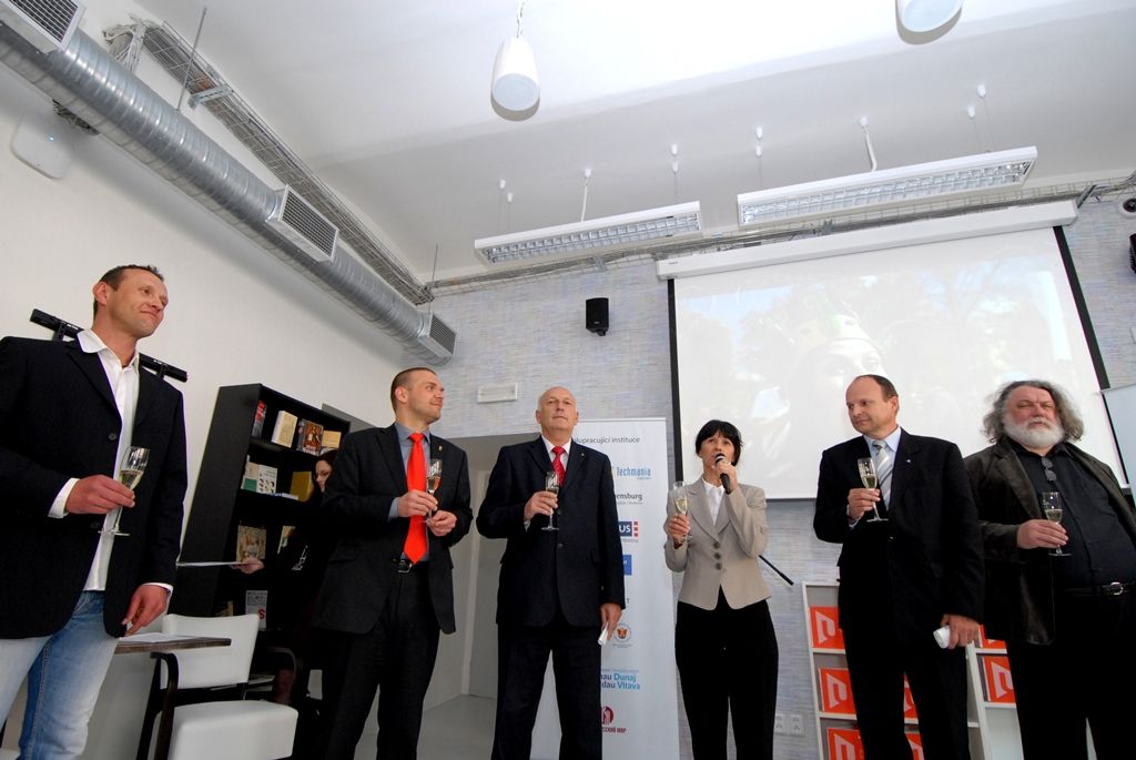 Akademické centrum se dnes (5.5.2014) slavnostně otevřelo veřejnosti na rohu ulic Riegrova a Sedláčkova za účasti zástupců Západočeské univerzity, primátora Martina Baxy a reprezentantů Plzeňského kraje. Součástí centra je nejen Galerie Ladislava Sutnara, jež se přesunula z Jungmannovy ulice, ale také Informační a propagační centrum a literární kavárna „íčko“. Prostory bývalých vysokoškolských dílen, v minulosti také děkanátu a strojní fakulty, se začaly upravovat již v loňském roce.