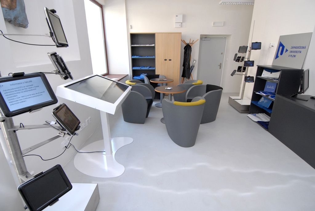 Akademické centrum se dnes (5.5.2014) slavnostně otevřelo veřejnosti na rohu ulic Riegrova a Sedláčkova za účasti zástupců Západočeské univerzity, primátora Martina Baxy a reprezentantů Plzeňského kraje. Součástí centra je nejen Galerie Ladislava Sutnara, jež se přesunula z Jungmannovy ulice, ale také Informační a propagační centrum a literární kavárna „íčko“. Prostory bývalých vysokoškolských dílen, v minulosti také děkanátu a strojní fakulty, se začaly upravovat již v loňském roce.