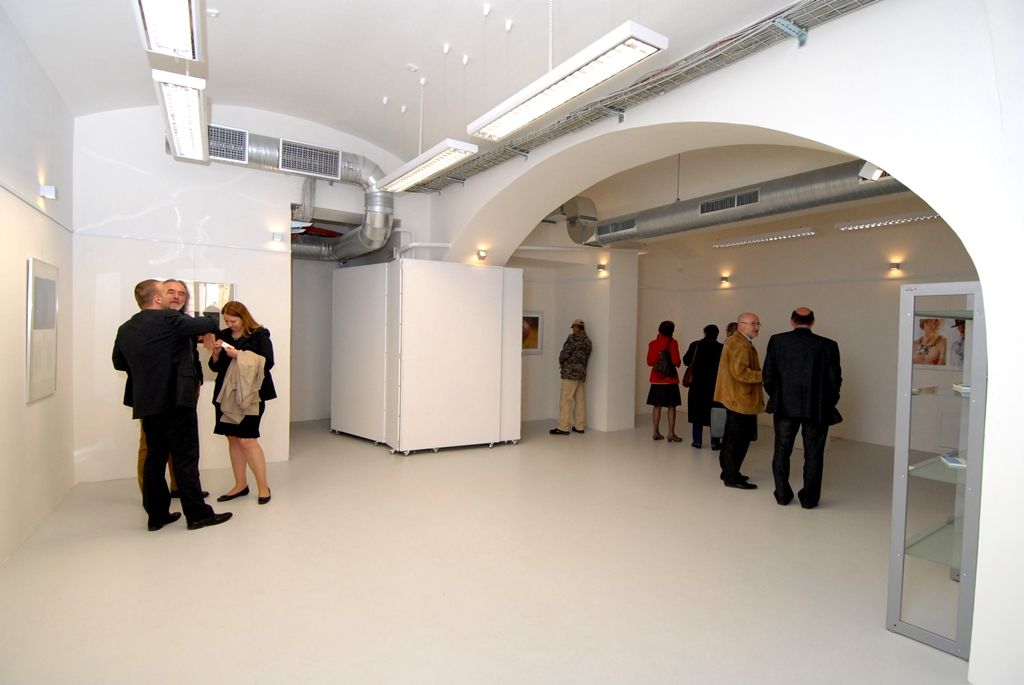 Akademické centrum se dnes (5.5.2014) slavnostně otevřelo veřejnosti na rohu ulic Riegrova a Sedláčkova za účasti zástupců Západočeské univerzity, primátora Martina Baxy a reprezentantů Plzeňského kraje. Součástí centra je nejen Galerie Ladislava Sutnara, jež se přesunula z Jungmannovy ulice, ale také Informační a propagační centrum a literární kavárna „íčko“. Prostory bývalých vysokoškolských dílen, v minulosti také děkanátu a strojní fakulty, se začaly upravovat již v loňském roce.