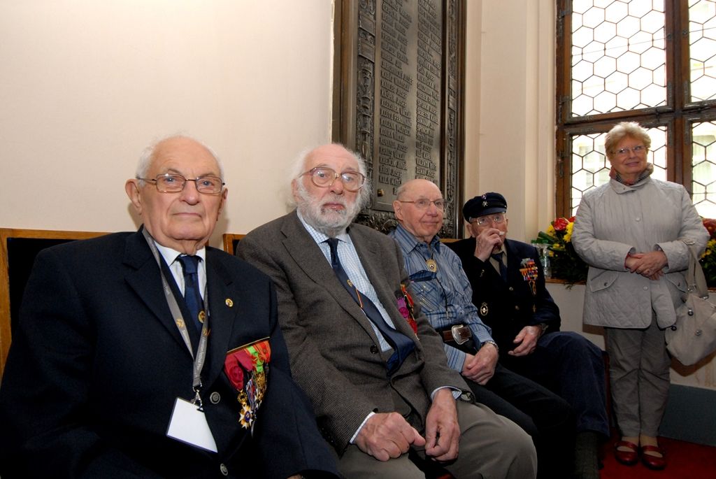 Vzpomínkového setkání (6.5.2014) u pamětních desek Bratrstva 17. praporu belgických střelců a 16. obrněné divize americké armády se zúčastnili představitelé města, velvyslankyně Belgického království J. E. Françoise Gustin, zástupce velvyslance Spojených států amerických v České republice Steven Kashkett a především vojenští američtí a belgičtí veteráni.