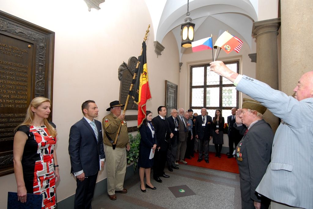 Vzpomínkového setkání (6.5.2014) u pamětních desek Bratrstva 17. praporu belgických střelců a 16. obrněné divize americké armády se zúčastnili představitelé města, velvyslankyně Belgického království J. E. Françoise Gustin, zástupce velvyslance Spojených států amerických v České republice Steven Kashkett a především vojenští američtí a belgičtí veteráni.