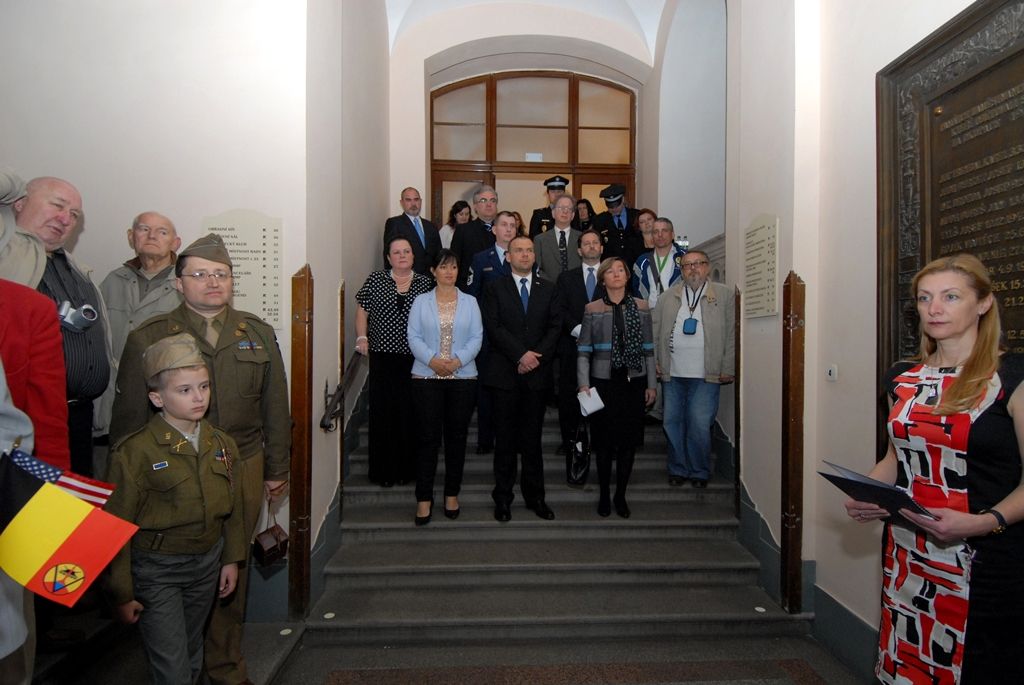 Vzpomínkového setkání (6.5.2014) u pamětních desek Bratrstva 17. praporu belgických střelců a 16. obrněné divize americké armády se zúčastnili představitelé města, velvyslankyně Belgického království J. E. Françoise Gustin, zástupce velvyslance Spojených států amerických v České republice Steven Kashkett a především vojenští američtí a belgičtí veteráni.