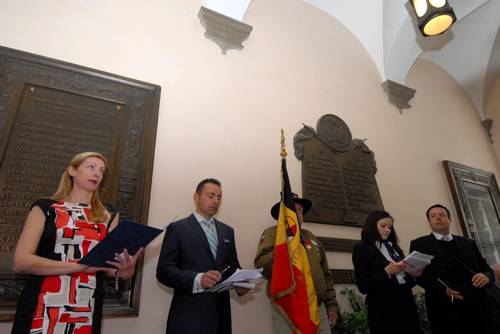 Vzpomínkového setkání (6.5.2014) u pamětních desek Bratrstva 17. praporu belgických střelců a 16. obrněné divize americké armády se zúčastnili představitelé města, velvyslankyně Belgického království J. E. Françoise Gustin, zástupce velvyslance Spojených států amerických v České republice Steven Kashkett a především vojenští američtí a belgičtí veteráni.