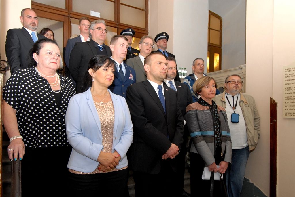 Vzpomínkového setkání (6.5.2014) u pamětních desek Bratrstva 17. praporu belgických střelců a 16. obrněné divize americké armády se zúčastnili představitelé města, velvyslankyně Belgického království J. E. Françoise Gustin, zástupce velvyslance Spojených států amerických v České republice Steven Kashkett a především vojenští američtí a belgičtí veteráni.