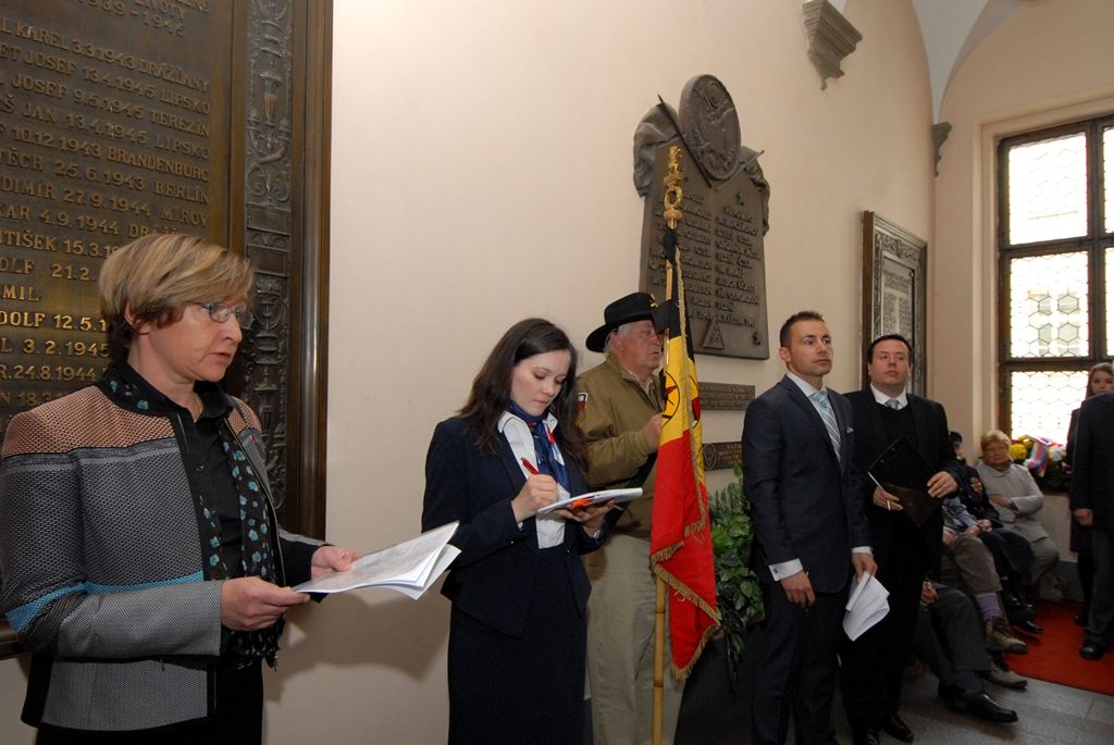 Vzpomínkového setkání (6.5.2014) u pamětních desek Bratrstva 17. praporu belgických střelců a 16. obrněné divize americké armády se zúčastnili představitelé města, velvyslankyně Belgického království J. E. Françoise Gustin, zástupce velvyslance Spojených států amerických v České republice Steven Kashkett a především vojenští američtí a belgičtí veteráni.