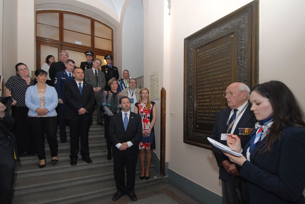 Vzpomínkového setkání (6.5.2014) u pamětních desek Bratrstva 17. praporu belgických střelců a 16. obrněné divize americké armády se zúčastnili představitelé města, velvyslankyně Belgického království J. E. Françoise Gustin, zástupce velvyslance Spojených států amerických v České republice Steven Kashkett a především vojenští američtí a belgičtí veteráni.