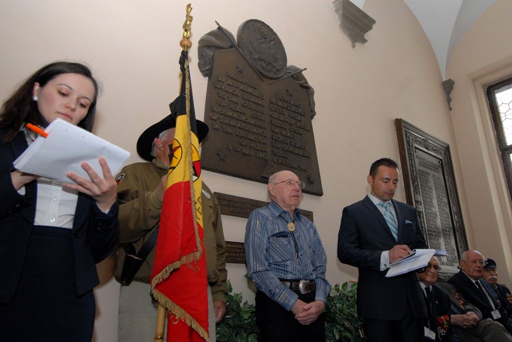 Vzpomínkového setkání (6.5.2014) u pamětních desek Bratrstva 17. praporu belgických střelců a 16. obrněné divize americké armády se zúčastnili představitelé města, velvyslankyně Belgického království J. E. Françoise Gustin, zástupce velvyslance Spojených států amerických v České republice Steven Kashkett a především vojenští američtí a belgičtí veteráni.