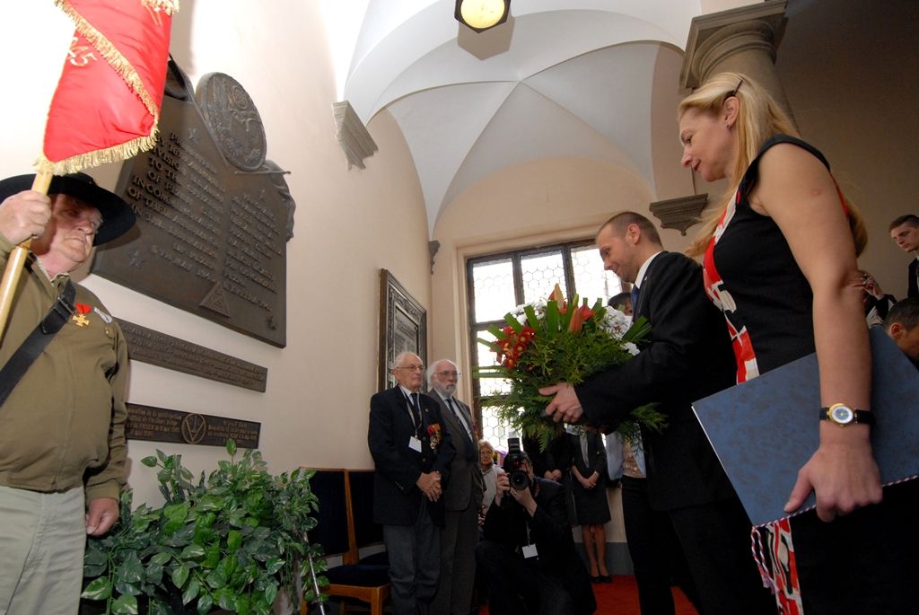 Vzpomínkového setkání (6.5.2014) u pamětních desek Bratrstva 17. praporu belgických střelců a 16. obrněné divize americké armády se zúčastnili představitelé města, velvyslankyně Belgického království J. E. Françoise Gustin, zástupce velvyslance Spojených států amerických v České republice Steven Kashkett a především vojenští američtí a belgičtí veteráni.