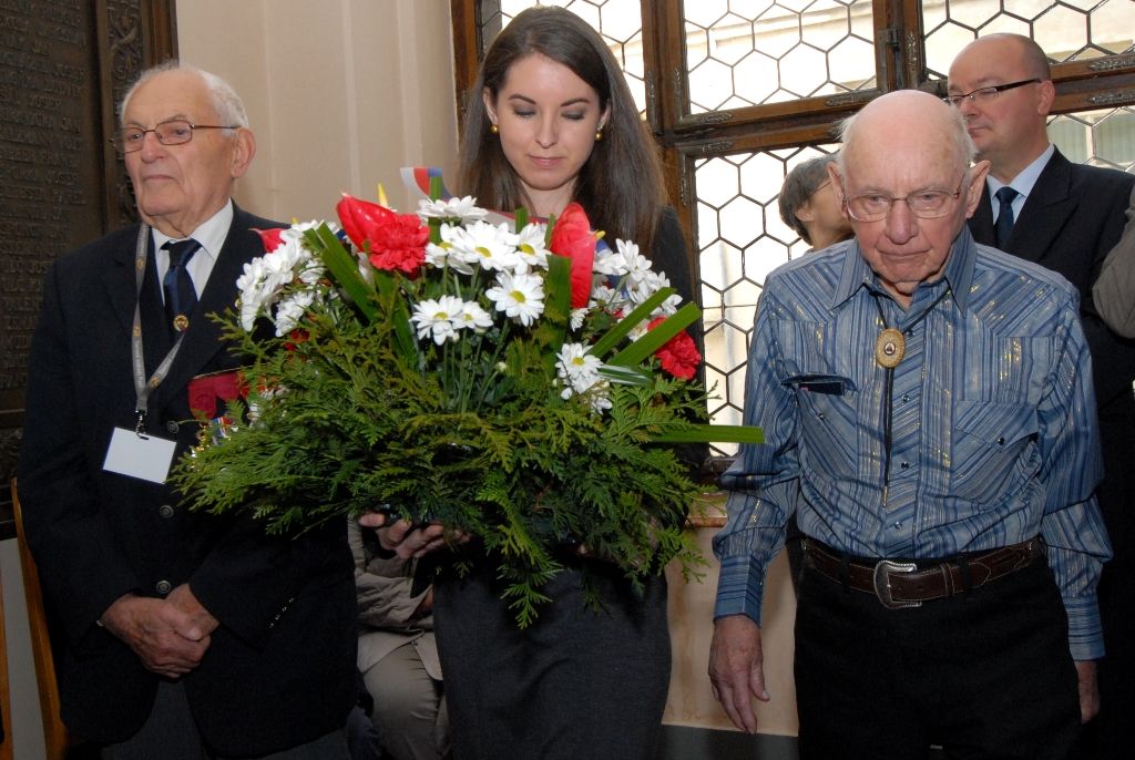 Vzpomínkového setkání (6.5.2014) u pamětních desek Bratrstva 17. praporu belgických střelců a 16. obrněné divize americké armády se zúčastnili představitelé města, velvyslankyně Belgického království J. E. Françoise Gustin, zástupce velvyslance Spojených států amerických v České republice Steven Kashkett a především vojenští američtí a belgičtí veteráni.