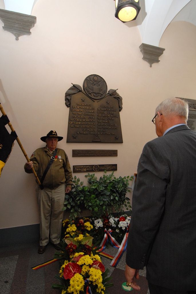 Vzpomínkového setkání (6.5.2014) u pamětních desek Bratrstva 17. praporu belgických střelců a 16. obrněné divize americké armády se zúčastnili představitelé města, velvyslankyně Belgického království J. E. Françoise Gustin, zástupce velvyslance Spojených států amerických v České republice Steven Kashkett a především vojenští američtí a belgičtí veteráni.
