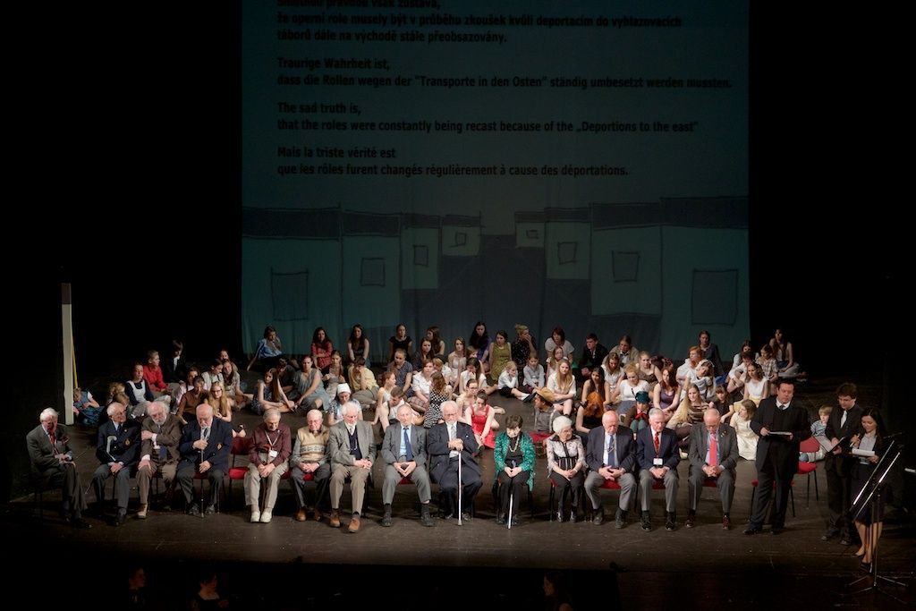 Slavnosti svobody 2014 - Na Brundibárovi se sešli „děti“ z Terezína a váleční hrdinové