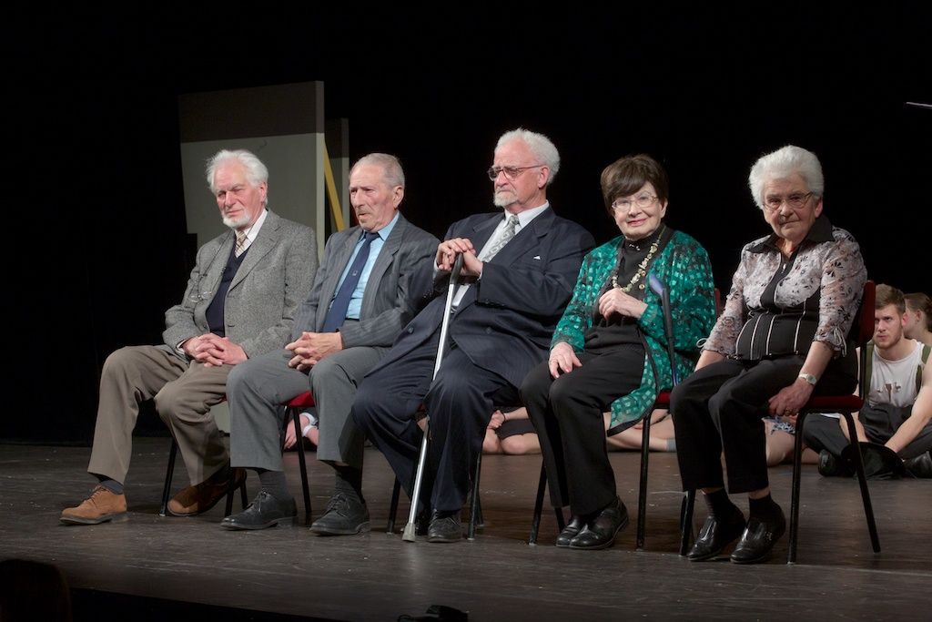 Představení dětské opery Brundibár, která proslula jako hudební symbol holocaustu, zaplnilo v pondělí večer hlediště Velkého divadla. V Plzni bylo uvedeno podruhé, tentokrát v přítomnosti nejen „dětí“ z Terezína, Evy Liškové, Tommyho Karase, Tomana Broda a plzeňských rodáků Zuzany Růžičkové a Petra Riesela, ale také belgických a amerických veteránů. Ti všichni byli, jak se vyjádřili, komorním dílem židovského hudebního skladatele Hanse Krásy, které vzniklo na libreto Adolfa Hoffmeistera v roce 1938, zasaženi. V roce 1943 se totiž uskutečnila premiéra v koncentračním táboře Terezín. Opera se dočkala více než padesáti repríz a zúčastněným dětem přinášela alespoň trochu radosti. Pro publikum pak byla útěchou a nadějí. „Zla se nikdy nezbavíme, ale musíme proti němu bojovat,“ uzavřela krátkou debatu po představení Zuzana Růžičková, známá cembalistka a hudební pedagožka. (foto: R. Muchka, 5.5.2014)