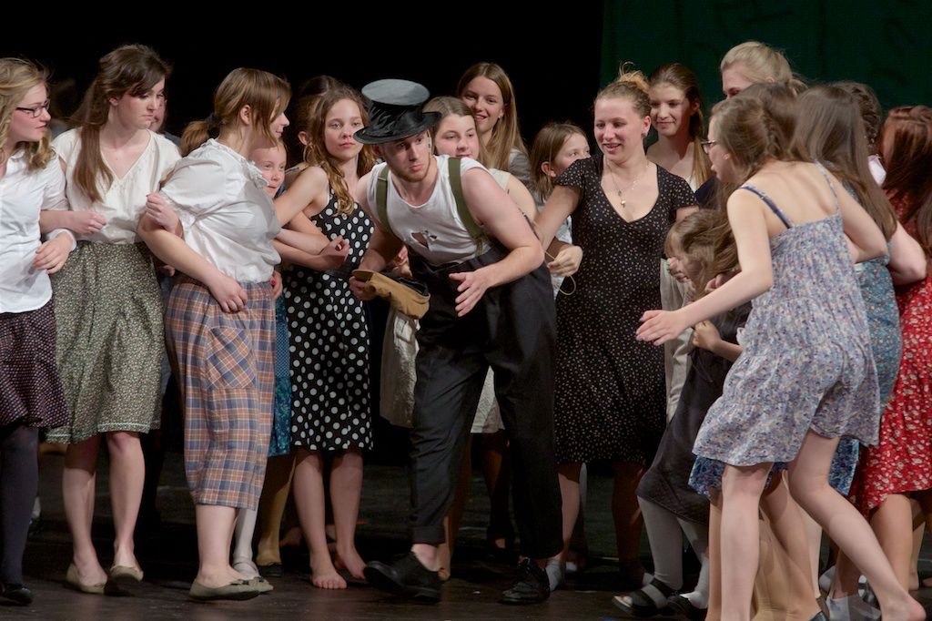 Představení dětské opery Brundibár, která proslula jako hudební symbol holocaustu, zaplnilo v pondělí večer hlediště Velkého divadla. V Plzni bylo uvedeno podruhé, tentokrát v přítomnosti nejen „dětí“ z Terezína, Evy Liškové, Tommyho Karase, Tomana Broda a plzeňských rodáků Zuzany Růžičkové a Petra Riesela, ale také belgických a amerických veteránů. Ti všichni byli, jak se vyjádřili, komorním dílem židovského hudebního skladatele Hanse Krásy, které vzniklo na libreto Adolfa Hoffmeistera v roce 1938, zasaženi. V roce 1943 se totiž uskutečnila premiéra v koncentračním táboře Terezín. Opera se dočkala více než padesáti repríz a zúčastněným dětem přinášela alespoň trochu radosti. Pro publikum pak byla útěchou a nadějí. „Zla se nikdy nezbavíme, ale musíme proti němu bojovat,“ uzavřela krátkou debatu po představení Zuzana Růžičková, známá cembalistka a hudební pedagožka. (foto: R. Muchka, 5.5.2014)