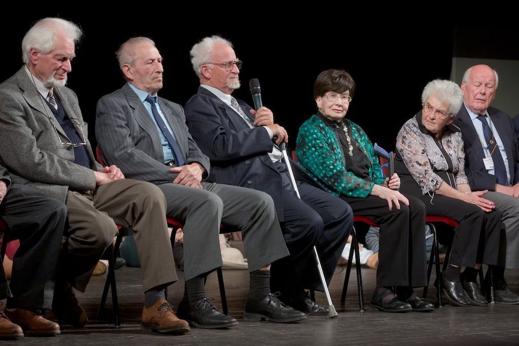 Představení dětské opery Brundibár, která proslula jako hudební symbol holocaustu, zaplnilo v pondělí večer hlediště Velkého divadla. V Plzni bylo uvedeno podruhé, tentokrát v přítomnosti nejen „dětí“ z Terezína, Evy Liškové, Tommyho Karase, Tomana Broda a plzeňských rodáků Zuzany Růžičkové a Petra Riesela, ale také belgických a amerických veteránů. Ti všichni byli, jak se vyjádřili, komorním dílem židovského hudebního skladatele Hanse Krásy, které vzniklo na libreto Adolfa Hoffmeistera v roce 1938, zasaženi. V roce 1943 se totiž uskutečnila premiéra v koncentračním táboře Terezín. Opera se dočkala více než padesáti repríz a zúčastněným dětem přinášela alespoň trochu radosti. Pro publikum pak byla útěchou a nadějí. „Zla se nikdy nezbavíme, ale musíme proti němu bojovat,“ uzavřela krátkou debatu po představení Zuzana Růžičková, známá cembalistka a hudební pedagožka. (foto: R. Muchka, 5.5.2014)