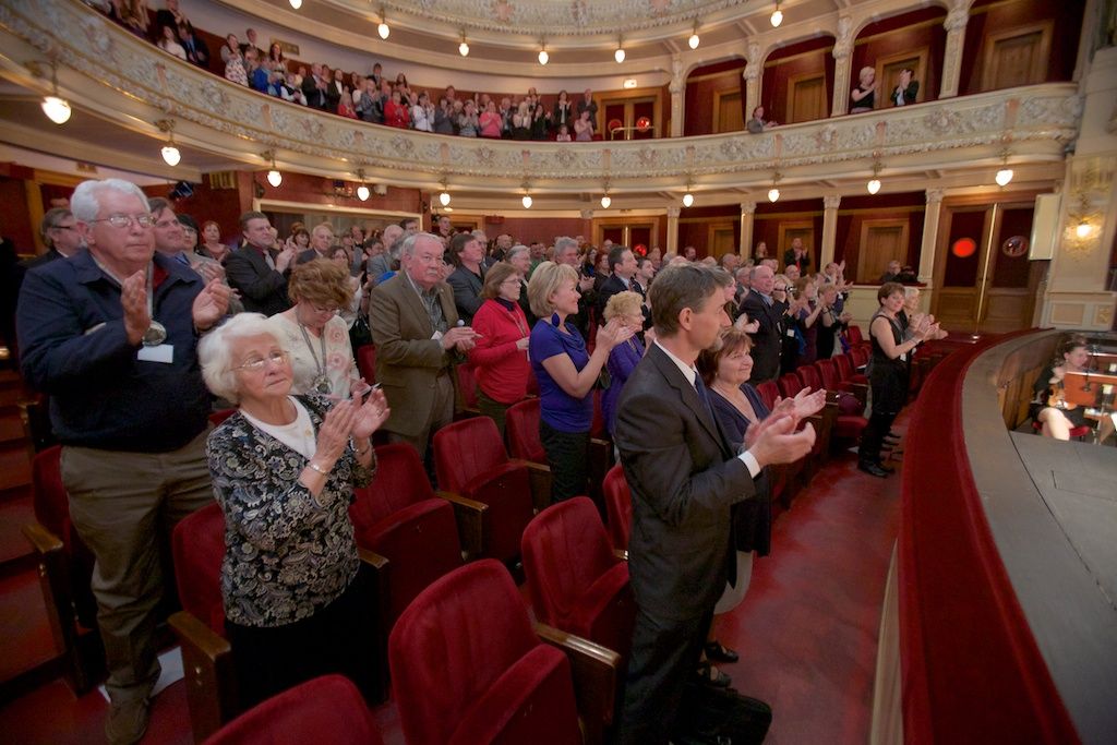 Představení dětské opery Brundibár, která proslula jako hudební symbol holocaustu, zaplnilo v pondělí večer hlediště Velkého divadla. V Plzni bylo uvedeno podruhé, tentokrát v přítomnosti nejen „dětí“ z Terezína, Evy Liškové, Tommyho Karase, Tomana Broda a plzeňských rodáků Zuzany Růžičkové a Petra Riesela, ale také belgických a amerických veteránů. Ti všichni byli, jak se vyjádřili, komorním dílem židovského hudebního skladatele Hanse Krásy, které vzniklo na libreto Adolfa Hoffmeistera v roce 1938, zasaženi. V roce 1943 se totiž uskutečnila premiéra v koncentračním táboře Terezín. Opera se dočkala více než padesáti repríz a zúčastněným dětem přinášela alespoň trochu radosti. Pro publikum pak byla útěchou a nadějí. „Zla se nikdy nezbavíme, ale musíme proti němu bojovat,“ uzavřela krátkou debatu po představení Zuzana Růžičková, známá cembalistka a hudební pedagožka. (foto: R. Muchka, 5.5.2014)