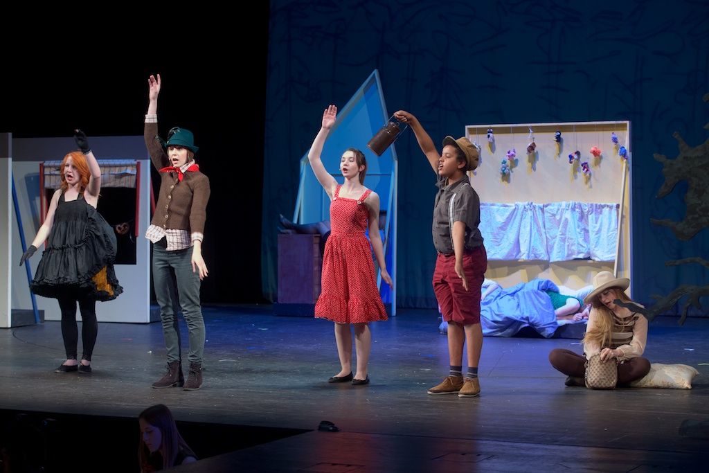 Představení dětské opery Brundibár, která proslula jako hudební symbol holocaustu, zaplnilo v pondělí večer hlediště Velkého divadla. V Plzni bylo uvedeno podruhé, tentokrát v přítomnosti nejen „dětí“ z Terezína, Evy Liškové, Tommyho Karase, Tomana Broda a plzeňských rodáků Zuzany Růžičkové a Petra Riesela, ale také belgických a amerických veteránů. Ti všichni byli, jak se vyjádřili, komorním dílem židovského hudebního skladatele Hanse Krásy, které vzniklo na libreto Adolfa Hoffmeistera v roce 1938, zasaženi. V roce 1943 se totiž uskutečnila premiéra v koncentračním táboře Terezín. Opera se dočkala více než padesáti repríz a zúčastněným dětem přinášela alespoň trochu radosti. Pro publikum pak byla útěchou a nadějí. „Zla se nikdy nezbavíme, ale musíme proti němu bojovat,“ uzavřela krátkou debatu po představení Zuzana Růžičková, známá cembalistka a hudební pedagožka. (foto: R. Muchka, 5.5.2014)