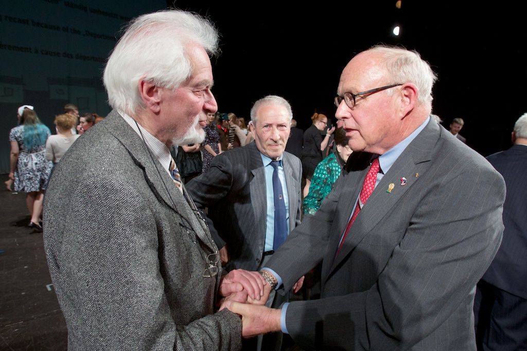 Představení dětské opery Brundibár, která proslula jako hudební symbol holocaustu, zaplnilo v pondělí večer hlediště Velkého divadla. V Plzni bylo uvedeno podruhé, tentokrát v přítomnosti nejen „dětí“ z Terezína, Evy Liškové, Tommyho Karase, Tomana Broda a plzeňských rodáků Zuzany Růžičkové a Petra Riesela, ale také belgických a amerických veteránů. Ti všichni byli, jak se vyjádřili, komorním dílem židovského hudebního skladatele Hanse Krásy, které vzniklo na libreto Adolfa Hoffmeistera v roce 1938, zasaženi. V roce 1943 se totiž uskutečnila premiéra v koncentračním táboře Terezín. Opera se dočkala více než padesáti repríz a zúčastněným dětem přinášela alespoň trochu radosti. Pro publikum pak byla útěchou a nadějí. „Zla se nikdy nezbavíme, ale musíme proti němu bojovat,“ uzavřela krátkou debatu po představení Zuzana Růžičková, známá cembalistka a hudební pedagožka. (foto: R. Muchka, 5.5.2014)