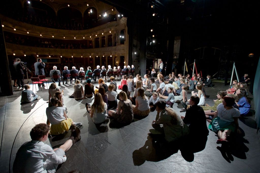 Představení dětské opery Brundibár, která proslula jako hudební symbol holocaustu, zaplnilo v pondělí večer hlediště Velkého divadla. V Plzni bylo uvedeno podruhé, tentokrát v přítomnosti nejen „dětí“ z Terezína, Evy Liškové, Tommyho Karase, Tomana Broda a plzeňských rodáků Zuzany Růžičkové a Petra Riesela, ale také belgických a amerických veteránů. Ti všichni byli, jak se vyjádřili, komorním dílem židovského hudebního skladatele Hanse Krásy, které vzniklo na libreto Adolfa Hoffmeistera v roce 1938, zasaženi. V roce 1943 se totiž uskutečnila premiéra v koncentračním táboře Terezín. Opera se dočkala více než padesáti repríz a zúčastněným dětem přinášela alespoň trochu radosti. Pro publikum pak byla útěchou a nadějí. „Zla se nikdy nezbavíme, ale musíme proti němu bojovat,“ uzavřela krátkou debatu po představení Zuzana Růžičková, známá cembalistka a hudební pedagožka. (foto: R. Muchka, 5.5.2014)