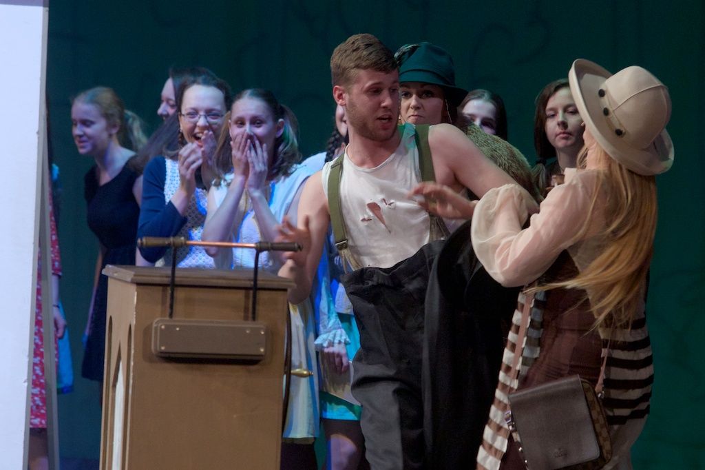 Představení dětské opery Brundibár, která proslula jako hudební symbol holocaustu, zaplnilo v pondělí večer hlediště Velkého divadla. V Plzni bylo uvedeno podruhé, tentokrát v přítomnosti nejen „dětí“ z Terezína, Evy Liškové, Tommyho Karase, Tomana Broda a plzeňských rodáků Zuzany Růžičkové a Petra Riesela, ale také belgických a amerických veteránů. Ti všichni byli, jak se vyjádřili, komorním dílem židovského hudebního skladatele Hanse Krásy, které vzniklo na libreto Adolfa Hoffmeistera v roce 1938, zasaženi. V roce 1943 se totiž uskutečnila premiéra v koncentračním táboře Terezín. Opera se dočkala více než padesáti repríz a zúčastněným dětem přinášela alespoň trochu radosti. Pro publikum pak byla útěchou a nadějí. „Zla se nikdy nezbavíme, ale musíme proti němu bojovat,“ uzavřela krátkou debatu po představení Zuzana Růžičková, známá cembalistka a hudební pedagožka. (foto: R. Muchka, 5.5.2014)