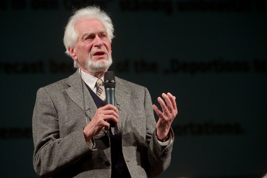 Představení dětské opery Brundibár, která proslula jako hudební symbol holocaustu, zaplnilo v pondělí večer hlediště Velkého divadla. V Plzni bylo uvedeno podruhé, tentokrát v přítomnosti nejen „dětí“ z Terezína, Evy Liškové, Tommyho Karase, Tomana Broda a plzeňských rodáků Zuzany Růžičkové a Petra Riesela, ale také belgických a amerických veteránů. Ti všichni byli, jak se vyjádřili, komorním dílem židovského hudebního skladatele Hanse Krásy, které vzniklo na libreto Adolfa Hoffmeistera v roce 1938, zasaženi. V roce 1943 se totiž uskutečnila premiéra v koncentračním táboře Terezín. Opera se dočkala více než padesáti repríz a zúčastněným dětem přinášela alespoň trochu radosti. Pro publikum pak byla útěchou a nadějí. „Zla se nikdy nezbavíme, ale musíme proti němu bojovat,“ uzavřela krátkou debatu po představení Zuzana Růžičková, známá cembalistka a hudební pedagožka. (foto: R. Muchka, 5.5.2014)