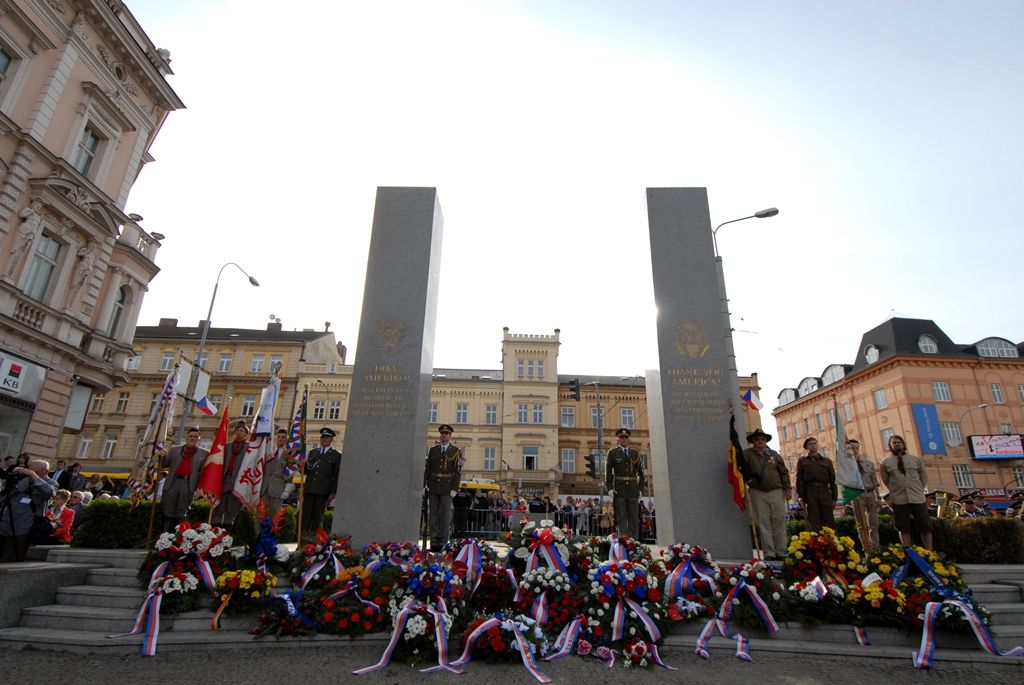 Vzpomínkový akt 6.5.2014 u památníku Díky, Ameriko! zakončil  veřejný program Slavností svobody, oslav osvobození Plzně americkou armádou v květnu 1945, které se letos uskutečnily ve dnech 2. – 6. května. Vojenská ležení, historické kempy, džípy a další vojenská technika, ale i doprovodný hudební program přilákaly desetitisíce lidí do centra města. Největšímu zájmu se těšila kolona vojenských historických vozidel Convoy of Liberty, pyrotechnická show Bombardéry nad Plzní nebo devítinásobný seskok parašutistů na náměstí Republiky. Středem pozornosti byli američtí a belgičtí veteráni, kteří opět zaujali svými vzpomínkami při debatě s veřejností i studenty.