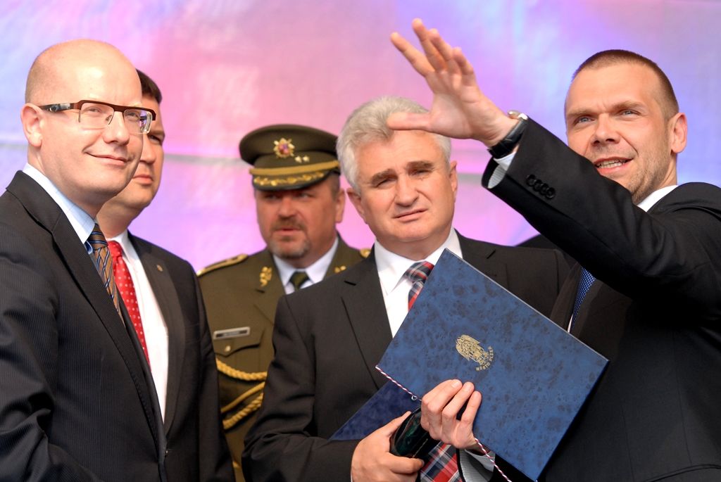 Vzpomínkový akt 6.5.2014 u památníku Díky, Ameriko! zakončil  veřejný program Slavností svobody, oslav osvobození Plzně americkou armádou v květnu 1945, které se letos uskutečnily ve dnech 2. – 6. května. Vojenská ležení, historické kempy, džípy a další vojenská technika, ale i doprovodný hudební program přilákaly desetitisíce lidí do centra města. Největšímu zájmu se těšila kolona vojenských historických vozidel Convoy of Liberty, pyrotechnická show Bombardéry nad Plzní nebo devítinásobný seskok parašutistů na náměstí Republiky. Středem pozornosti byli američtí a belgičtí veteráni, kteří opět zaujali svými vzpomínkami při debatě s veřejností i studenty.