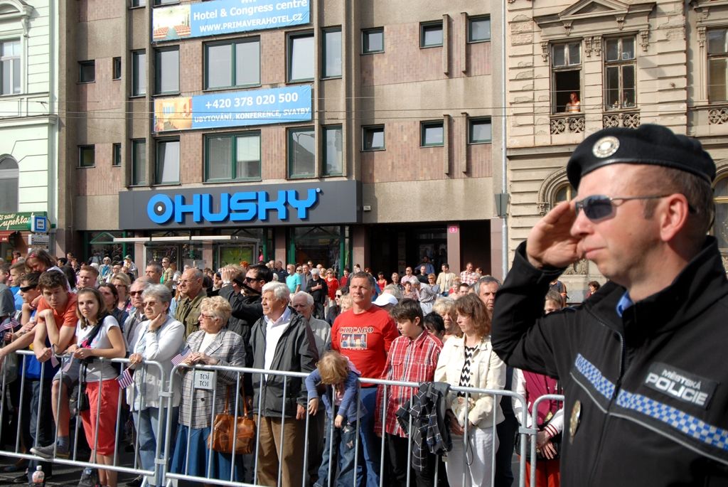 Vzpomínkový akt 6.5.2014 u památníku Díky, Ameriko! zakončil  veřejný program Slavností svobody, oslav osvobození Plzně americkou armádou v květnu 1945, které se letos uskutečnily ve dnech 2. – 6. května. Vojenská ležení, historické kempy, džípy a další vojenská technika, ale i doprovodný hudební program přilákaly desetitisíce lidí do centra města. Největšímu zájmu se těšila kolona vojenských historických vozidel Convoy of Liberty, pyrotechnická show Bombardéry nad Plzní nebo devítinásobný seskok parašutistů na náměstí Republiky. Středem pozornosti byli američtí a belgičtí veteráni, kteří opět zaujali svými vzpomínkami při debatě s veřejností i studenty.