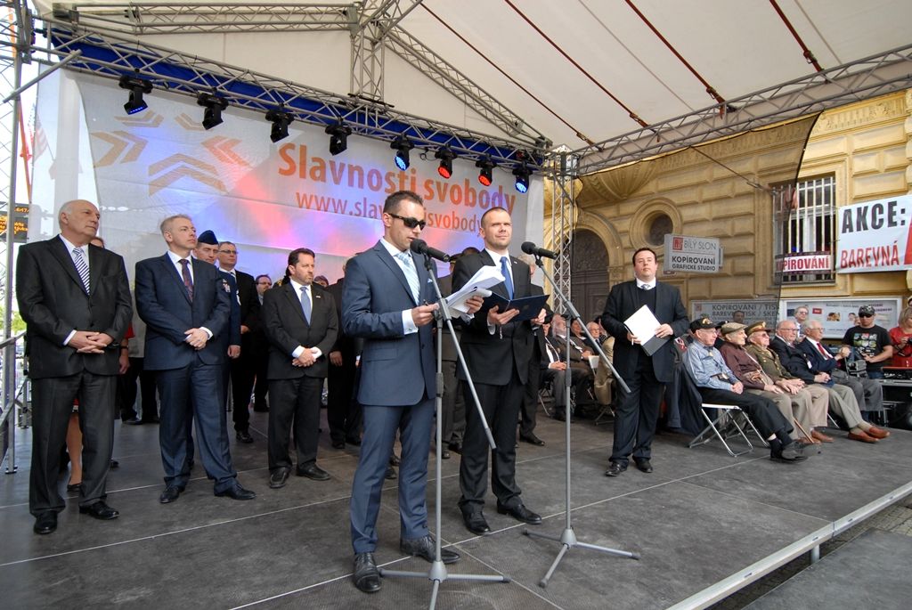 Vzpomínkový akt 6.5.2014 u památníku Díky, Ameriko! zakončil  veřejný program Slavností svobody, oslav osvobození Plzně americkou armádou v květnu 1945, které se letos uskutečnily ve dnech 2. – 6. května. Vojenská ležení, historické kempy, džípy a další vojenská technika, ale i doprovodný hudební program přilákaly desetitisíce lidí do centra města. Největšímu zájmu se těšila kolona vojenských historických vozidel Convoy of Liberty, pyrotechnická show Bombardéry nad Plzní nebo devítinásobný seskok parašutistů na náměstí Republiky. Středem pozornosti byli američtí a belgičtí veteráni, kteří opět zaujali svými vzpomínkami při debatě s veřejností i studenty.