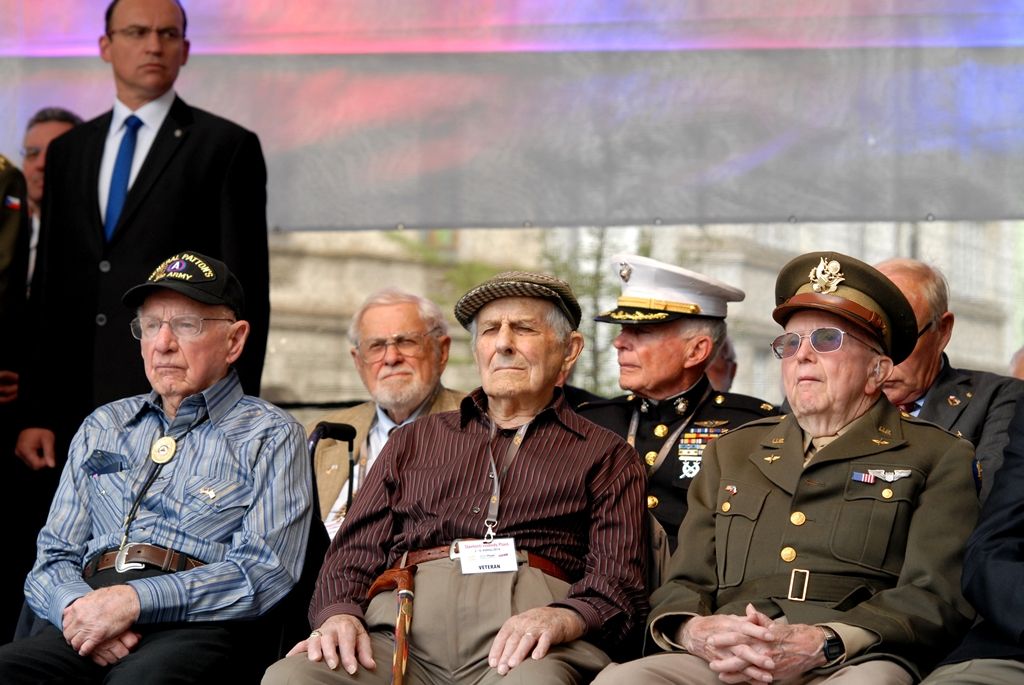 Vzpomínkový akt 6.5.2014 u památníku Díky, Ameriko! zakončil  veřejný program Slavností svobody, oslav osvobození Plzně americkou armádou v květnu 1945, které se letos uskutečnily ve dnech 2. – 6. května. Vojenská ležení, historické kempy, džípy a další vojenská technika, ale i doprovodný hudební program přilákaly desetitisíce lidí do centra města. Největšímu zájmu se těšila kolona vojenských historických vozidel Convoy of Liberty, pyrotechnická show Bombardéry nad Plzní nebo devítinásobný seskok parašutistů na náměstí Republiky. Středem pozornosti byli američtí a belgičtí veteráni, kteří opět zaujali svými vzpomínkami při debatě s veřejností i studenty.