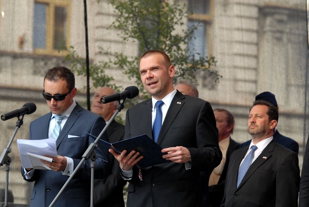 Vzpomínkový akt 6.5.2014 u památníku Díky, Ameriko! zakončil  veřejný program Slavností svobody, oslav osvobození Plzně americkou armádou v květnu 1945, které se letos uskutečnily ve dnech 2. – 6. května. Vojenská ležení, historické kempy, džípy a další vojenská technika, ale i doprovodný hudební program přilákaly desetitisíce lidí do centra města. Největšímu zájmu se těšila kolona vojenských historických vozidel Convoy of Liberty, pyrotechnická show Bombardéry nad Plzní nebo devítinásobný seskok parašutistů na náměstí Republiky. Středem pozornosti byli američtí a belgičtí veteráni, kteří opět zaujali svými vzpomínkami při debatě s veřejností i studenty.
