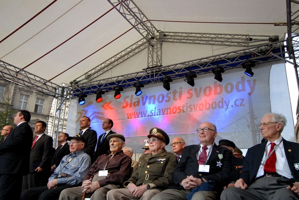 Vzpomínkový akt 6.5.2014 u památníku Díky, Ameriko! zakončil  veřejný program Slavností svobody, oslav osvobození Plzně americkou armádou v květnu 1945, které se letos uskutečnily ve dnech 2. – 6. května. Vojenská ležení, historické kempy, džípy a další vojenská technika, ale i doprovodný hudební program přilákaly desetitisíce lidí do centra města. Největšímu zájmu se těšila kolona vojenských historických vozidel Convoy of Liberty, pyrotechnická show Bombardéry nad Plzní nebo devítinásobný seskok parašutistů na náměstí Republiky. Středem pozornosti byli američtí a belgičtí veteráni, kteří opět zaujali svými vzpomínkami při debatě s veřejností i studenty.